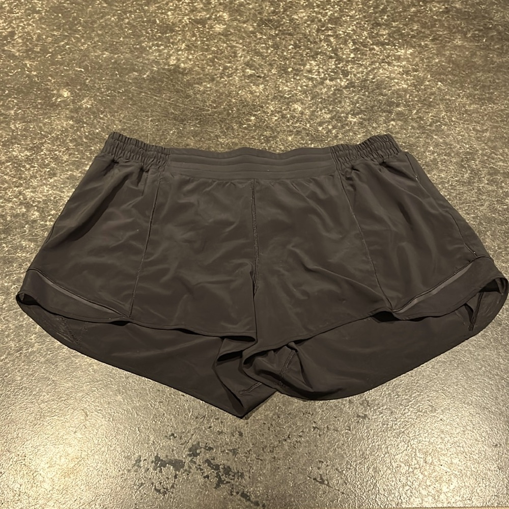 Lululemon Hotty Hot HR Short *Long 4" in black HIGH Rise